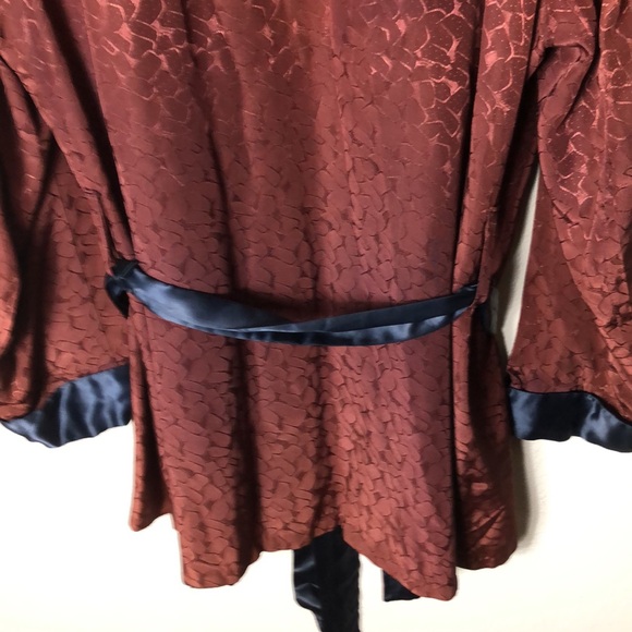 1950 maroon pattern smoking jacket w/black collar, cuff ,belt. No label or size - Picture 7 of 10